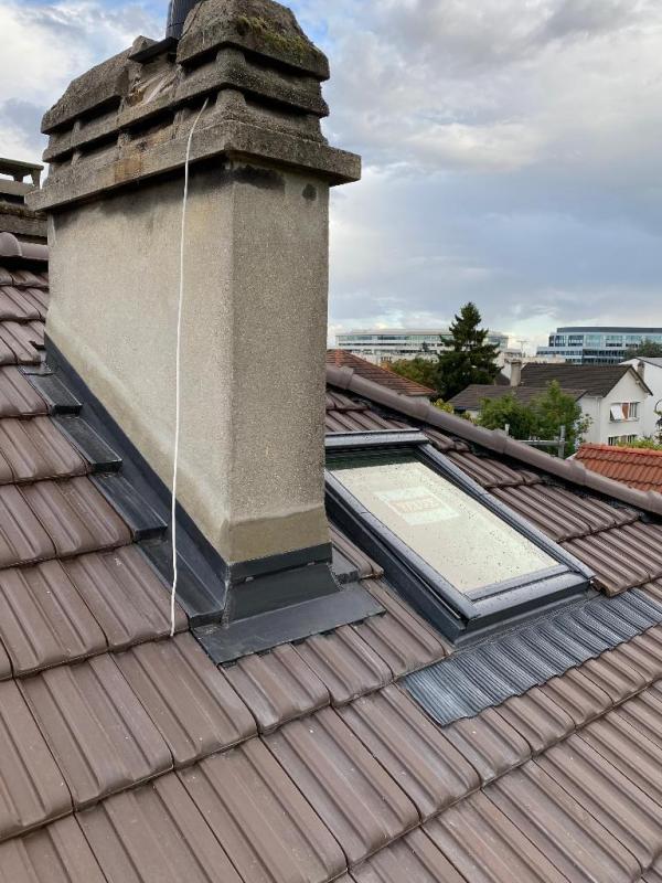 Cheminée et fenêtre de toit