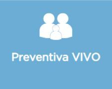 Un grupo de personas de pie una al lado de la otra sobre un fondo azul.