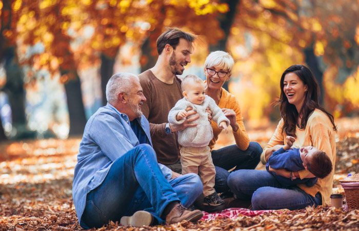 Una familia está haciendo un picnic en el parque.