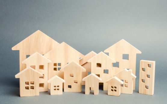 Un grupo de casas de madera están sentadas una al lado de la otra sobre una mesa.