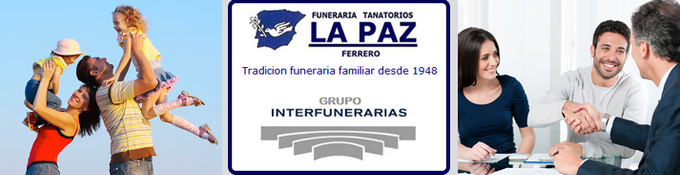 Un grupo de personas sentadas alrededor de una mesa con un cartel que dice la paz