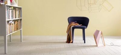 fauteuil et bibliothèque