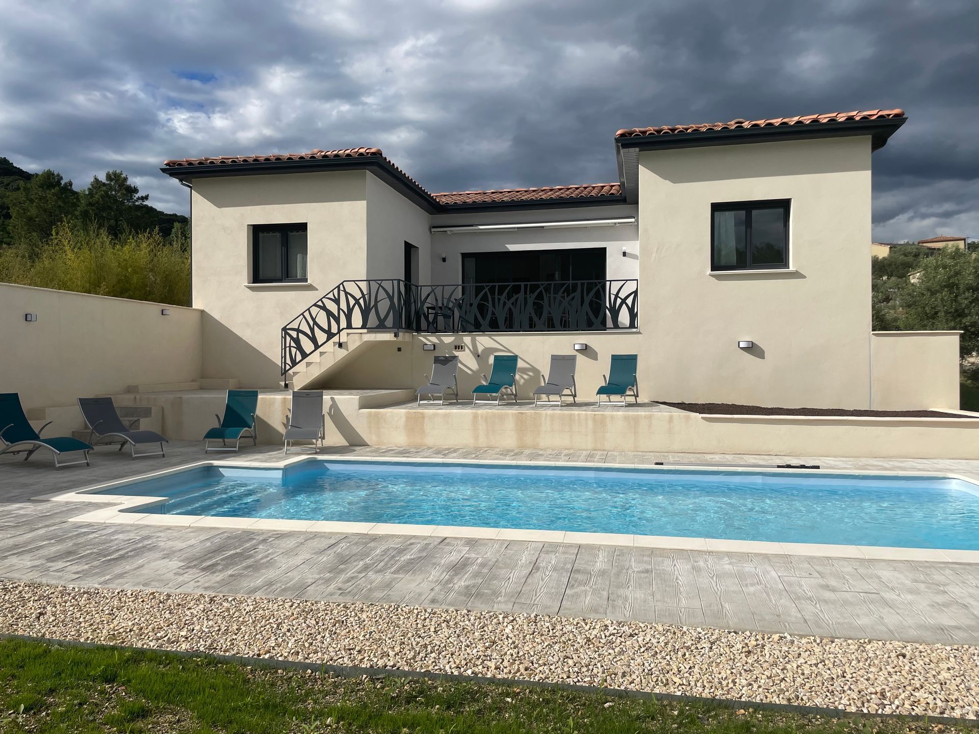 Bâtiment en pierre avec toit en ardoise