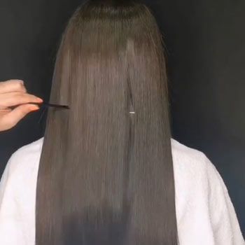Una mujer se está peinando en la peluquería.