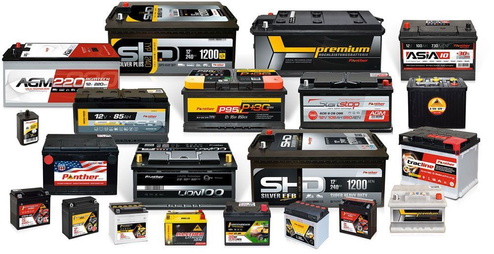 Eine Reihe von verschiedenen Arten von Batterien auf einem weißen Hintergrund