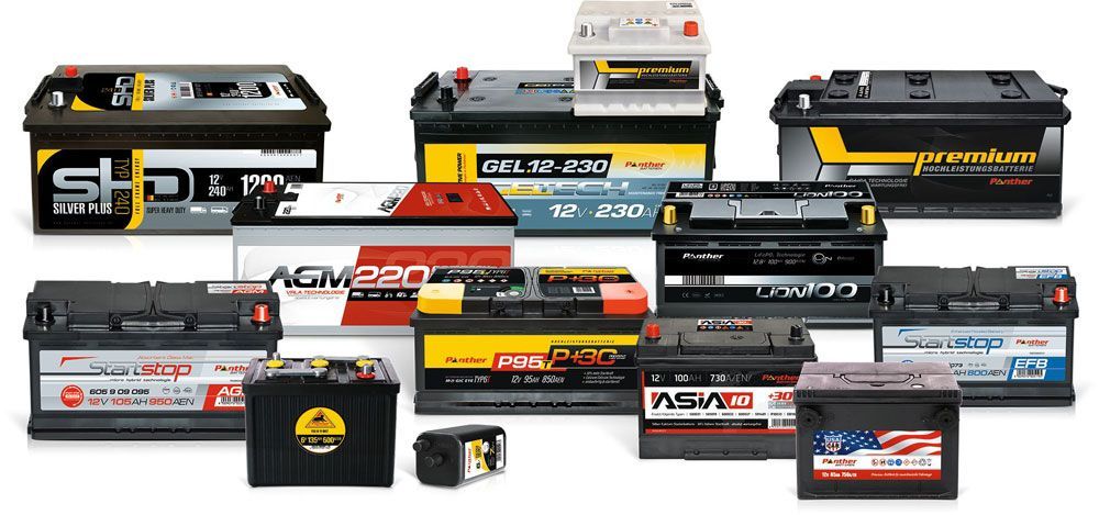 Eine Vielzahl von Batterien sind auf einer weißen Fläche aufgereiht