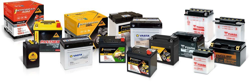 Auf einem weißen Hintergrund sind verschiedene Batterien in einer Reihe angeordnet.