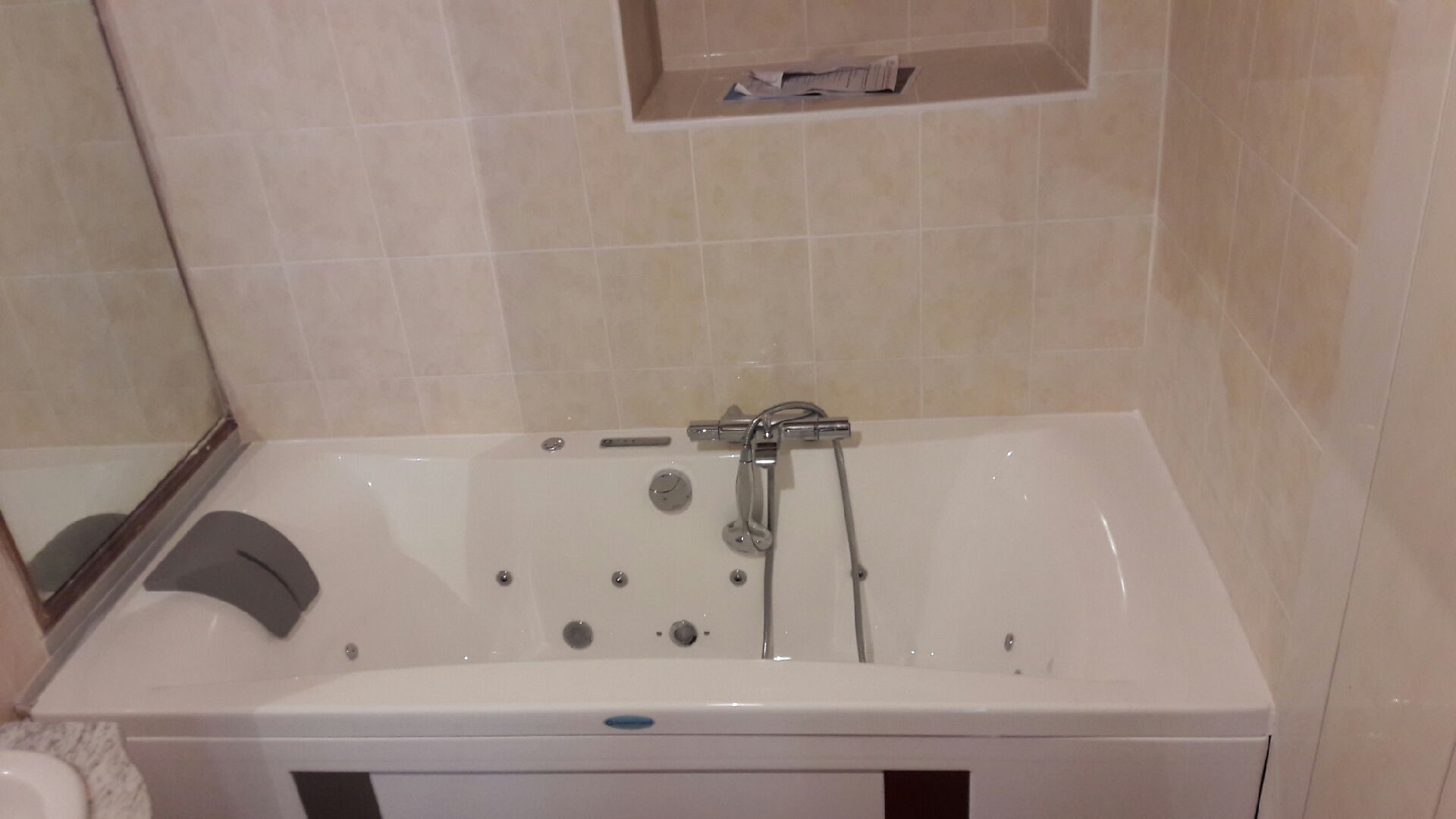 Salle de bains avec douche et baignoire