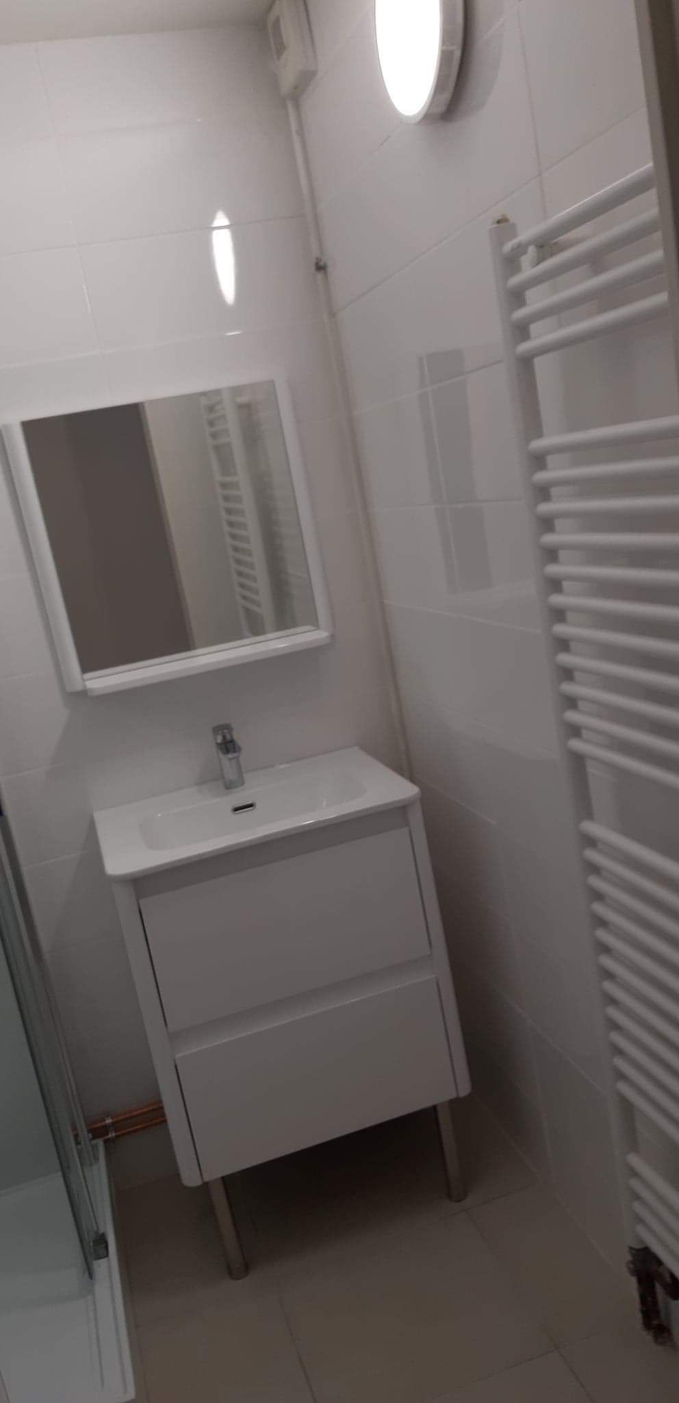 Salle de bains avec mobilier blanc