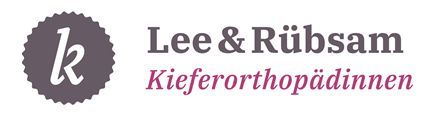 Logo: grauer Kreis mit einem „k“, Schriftzug „Lee & Rübsam Kieferorthopädinnen“ in Grau und Rosa.