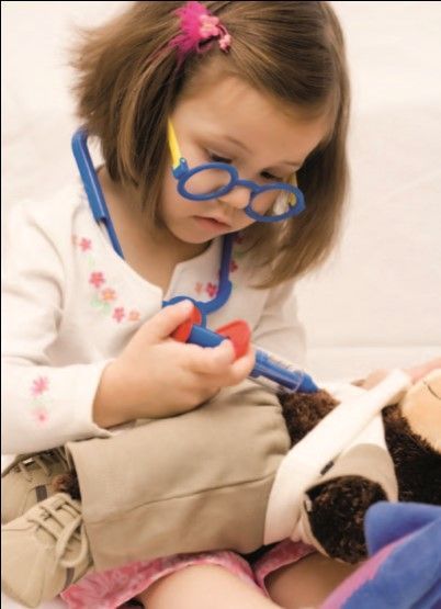 Eine Frau springt in einem Park in die Luft.