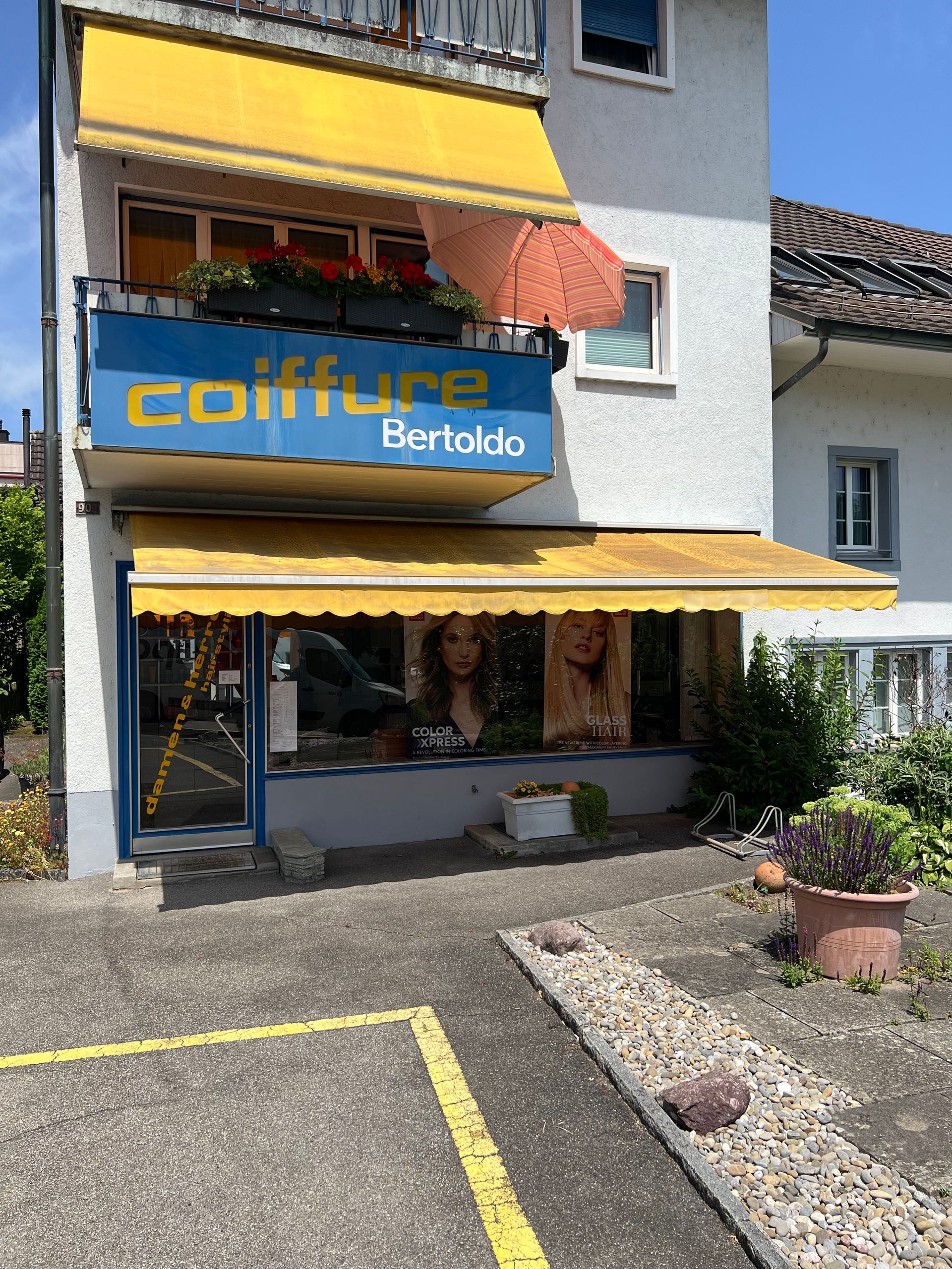 Kind beim Friseur