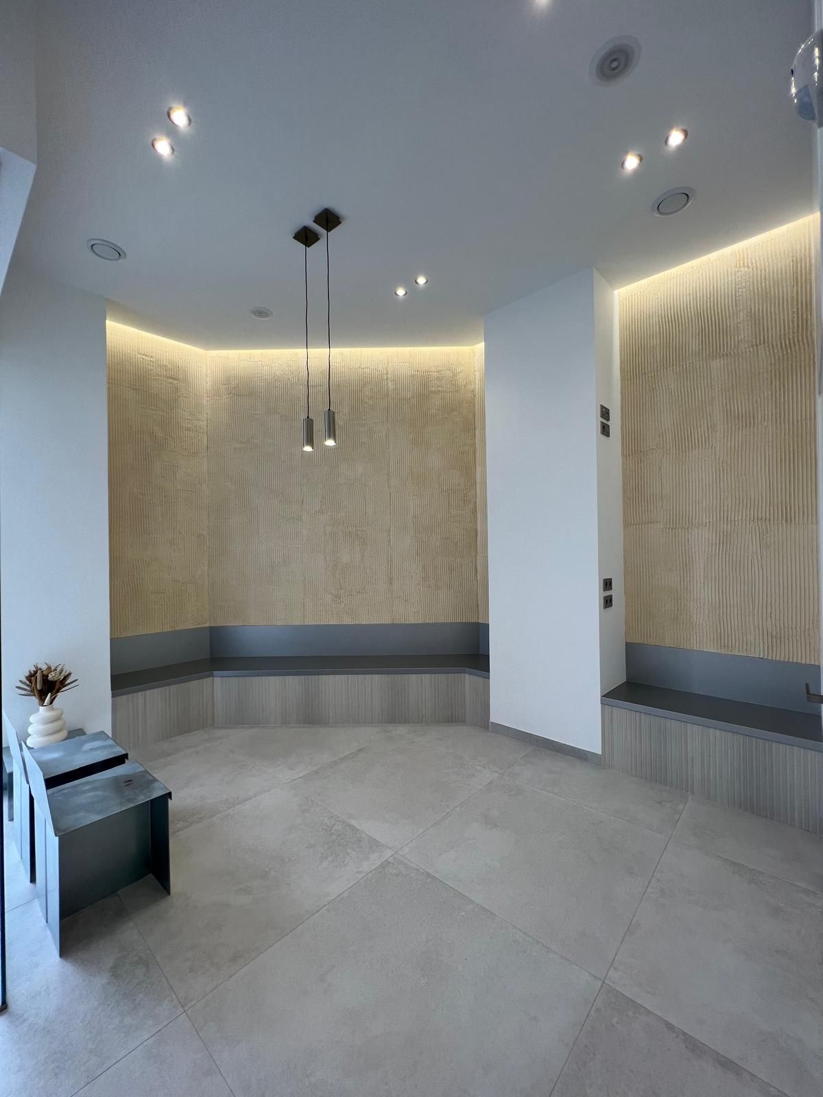 Una habitación grande con una mesa y bancos.
