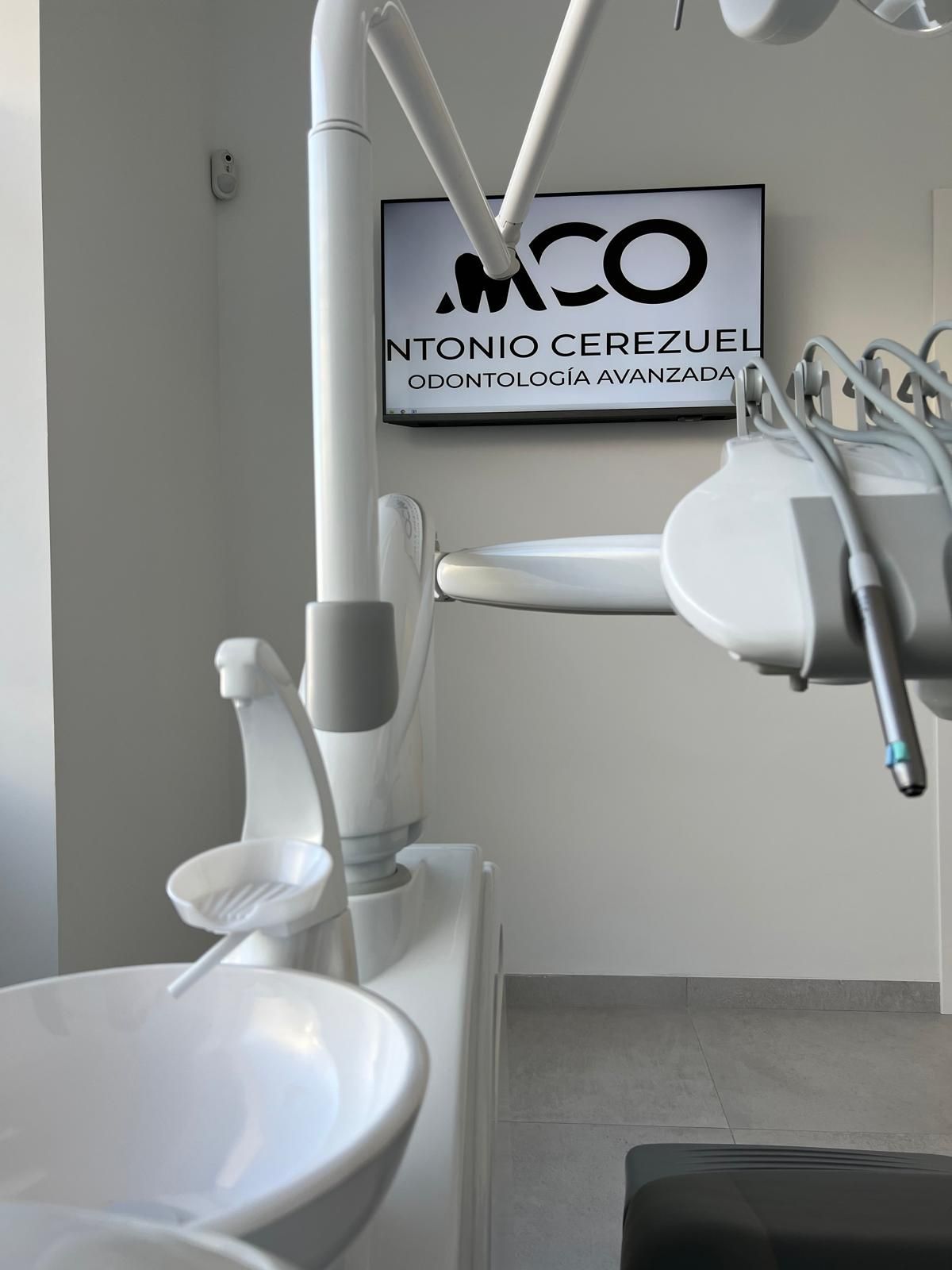 Un consultorio dental con un cartel que dice MCO.