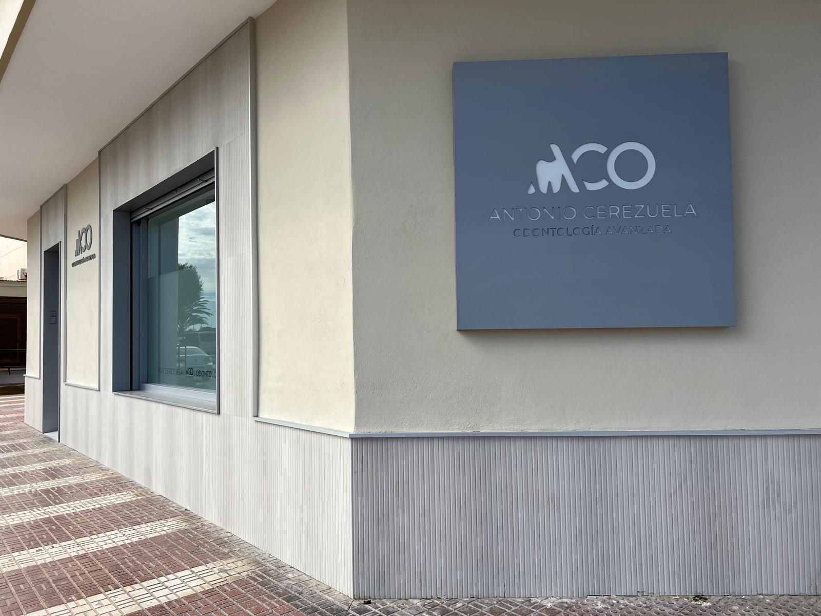 Un edificio con un cartel que dice MCO.