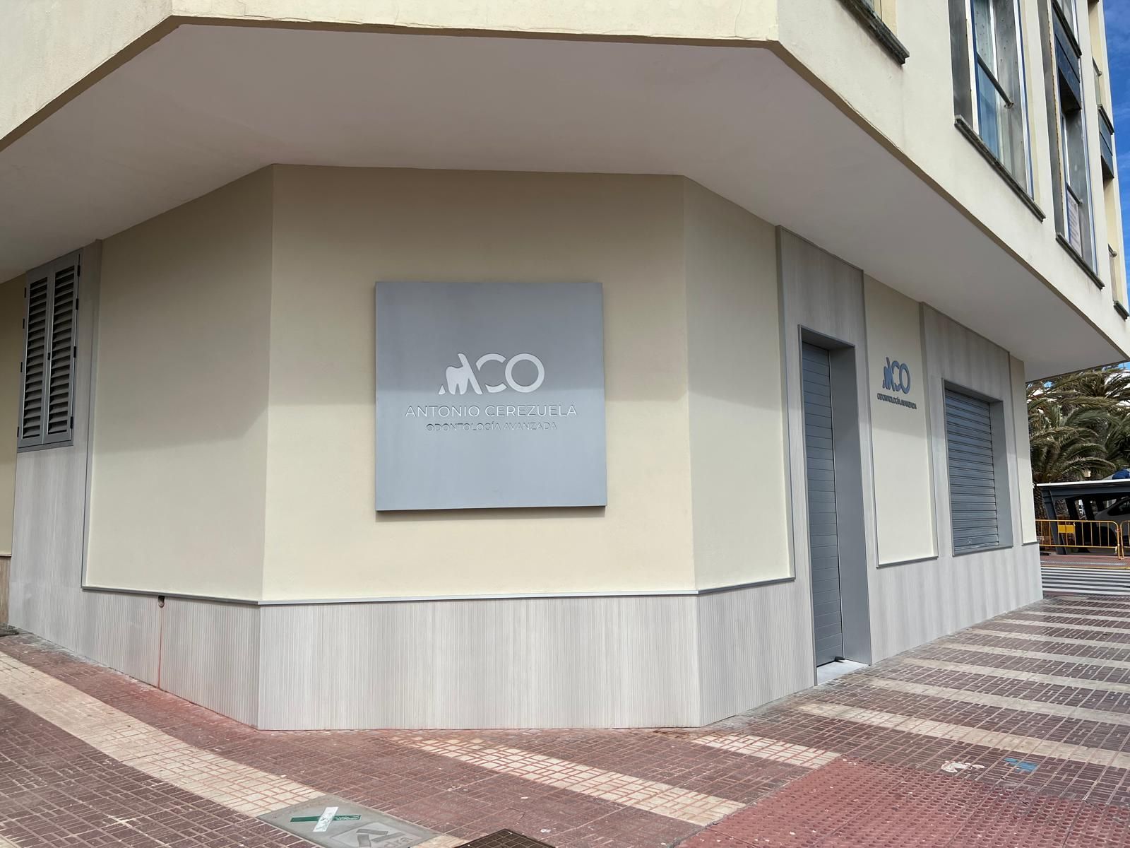 Un edificio con un cartel en el costado que dice aco.