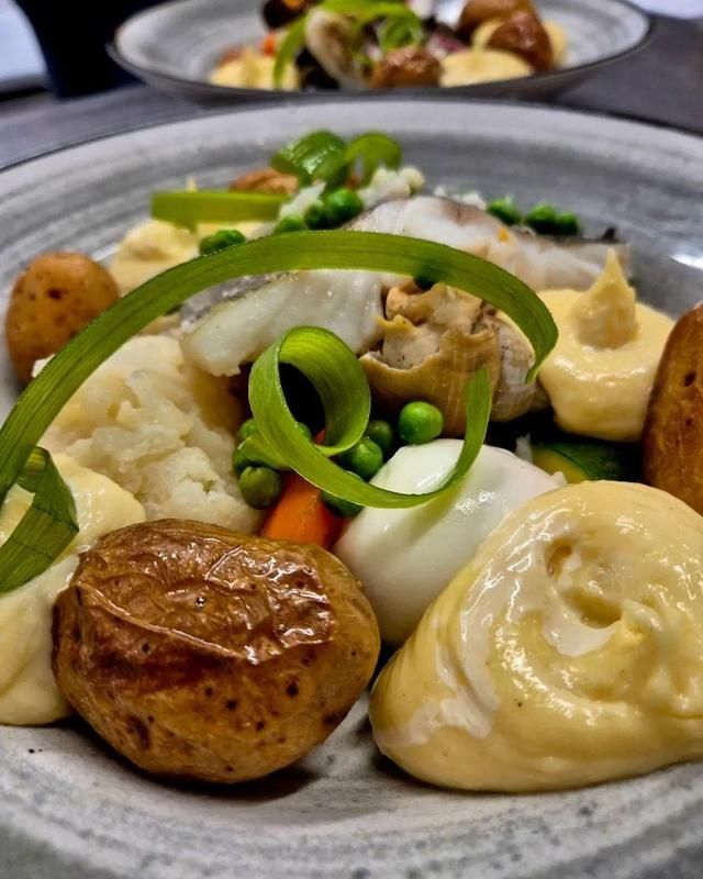Plat d'aïoli joliement présenté