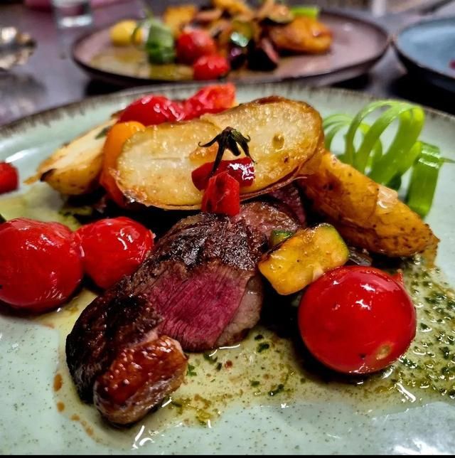 Viande en sauce et pommes de terre