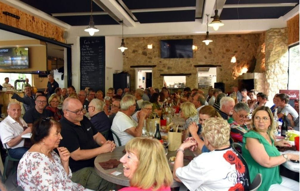 Salle de restaurant remplie de monde