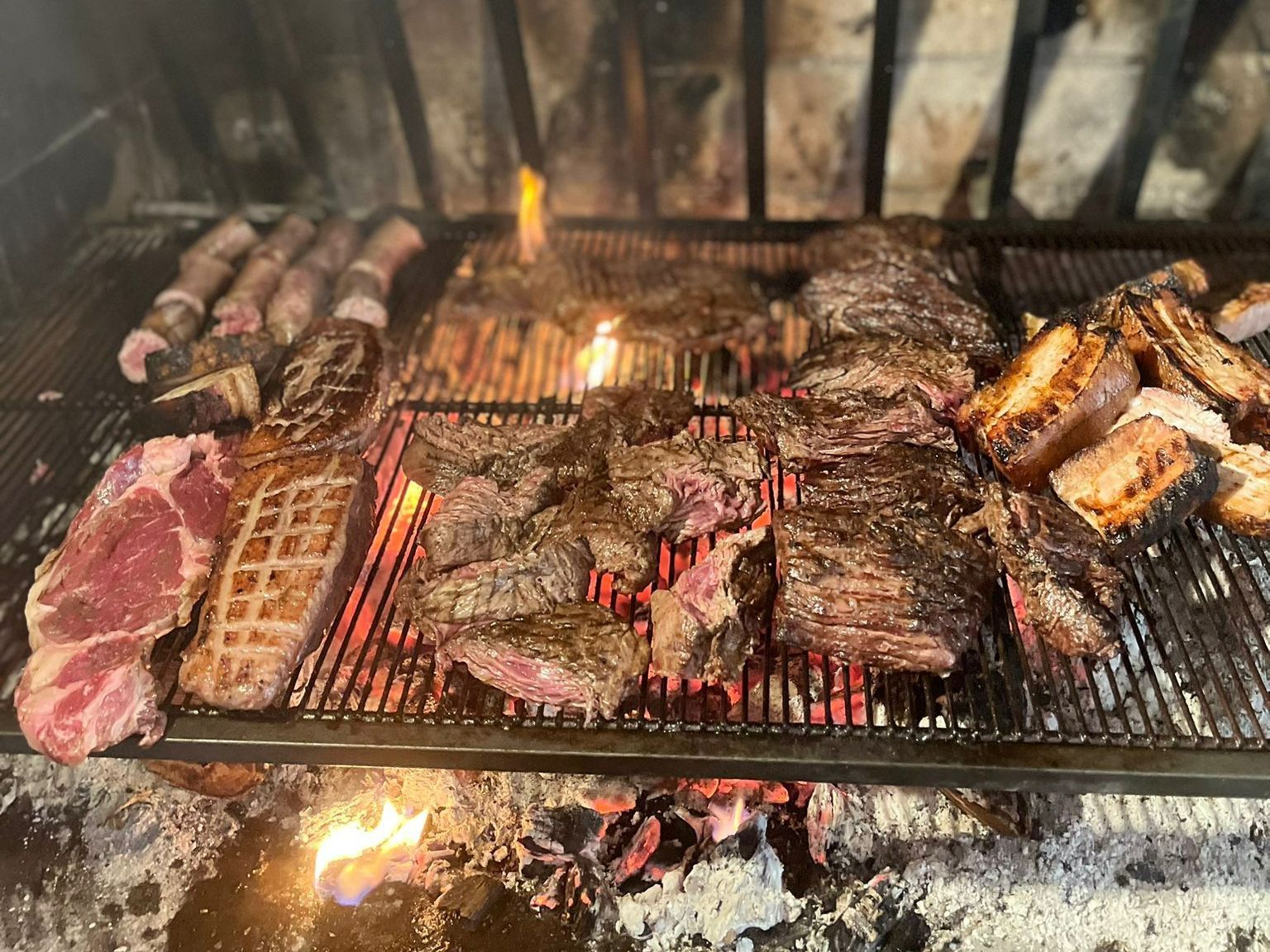 De la viande grille sur le feu