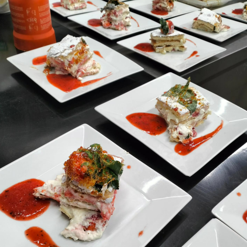 Des assiettes de fraisier