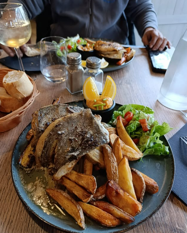 Assiette de filets de poisson et frites
