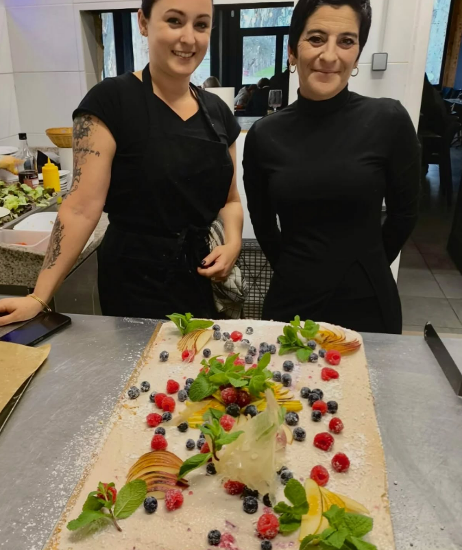 Les cuisinières devant un gâteau