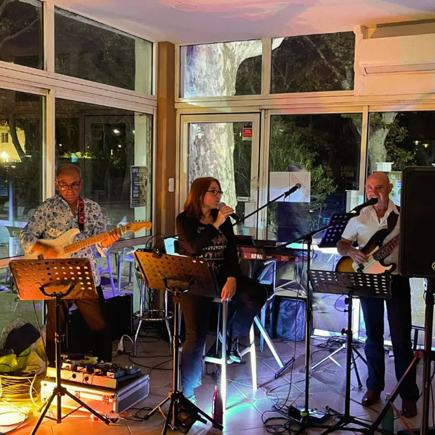 Un groupe de musiciens