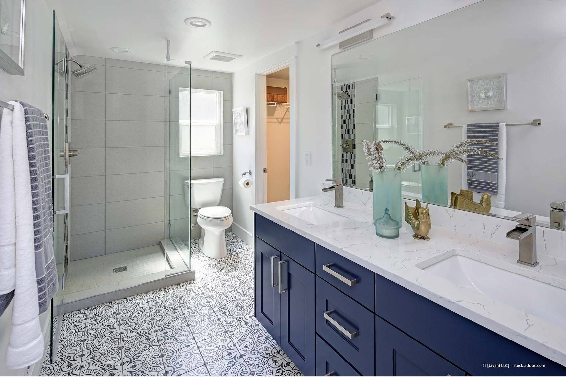Badezimmer mit Glasdusche