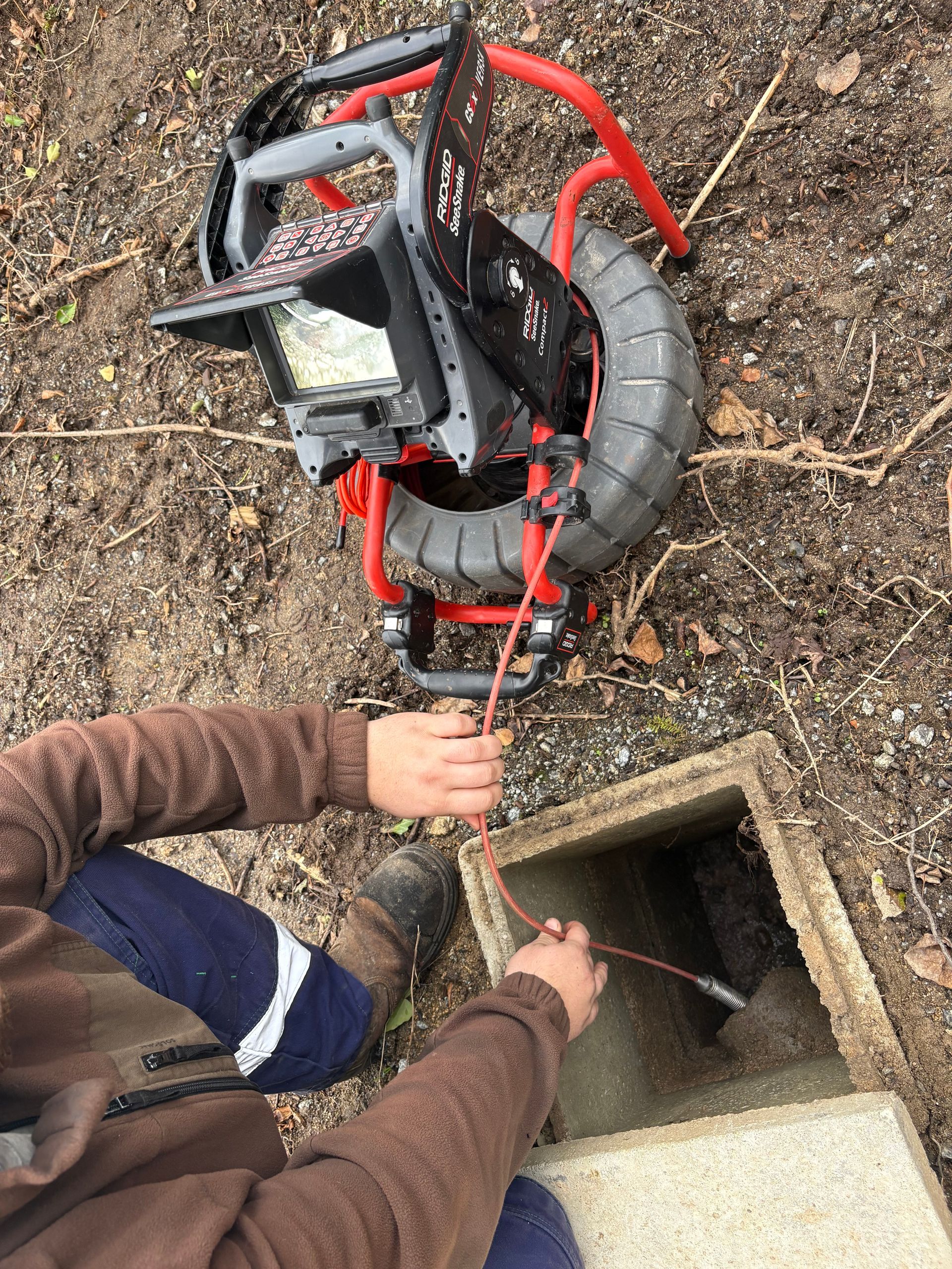 Une caméra d'inspection des égouts est installée sur la terrasse.