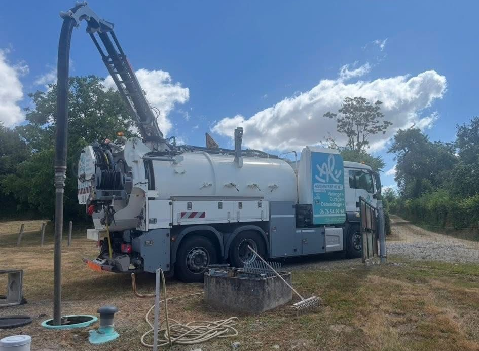 Un camion à plateau ouvert est stationné.