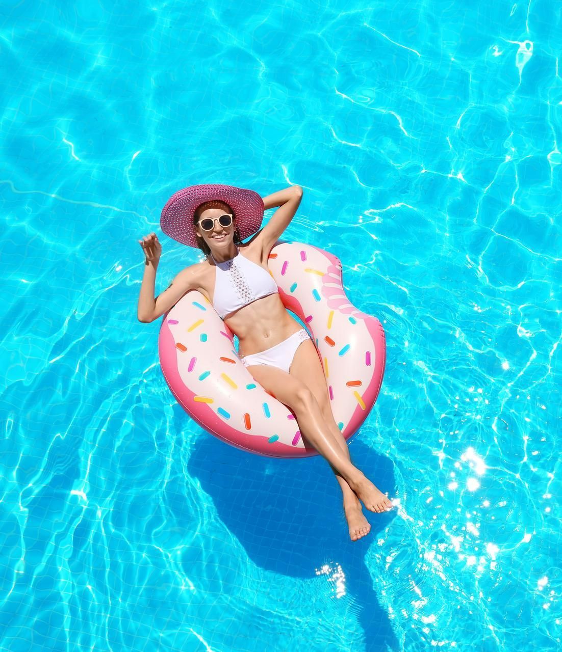 Une femme sur une bouée donut dans une piscine