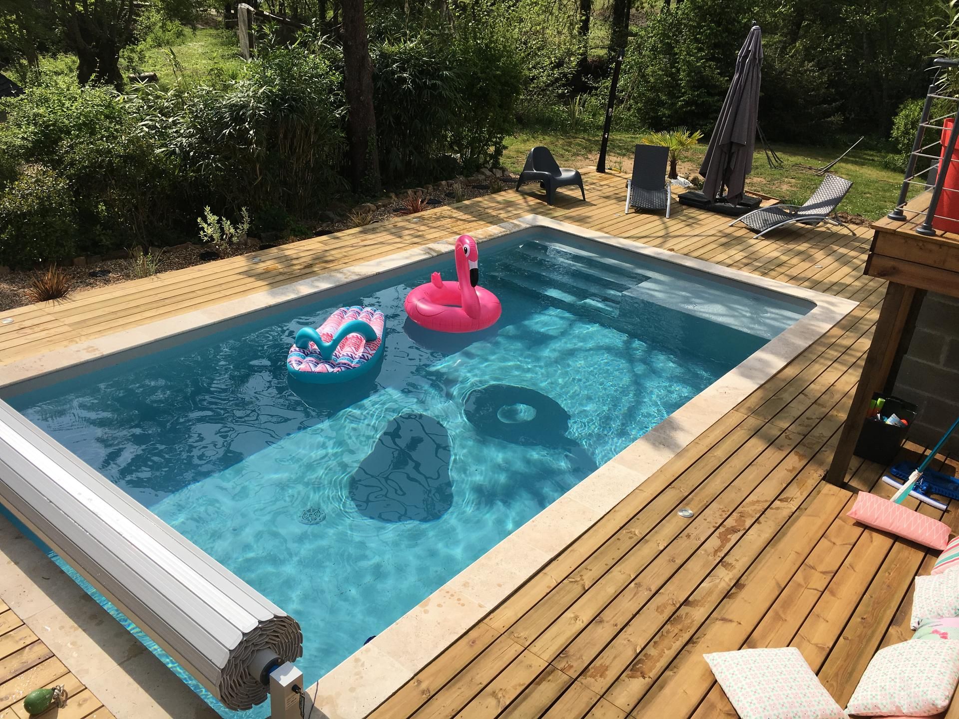 Une piscine avec terrasse en bois