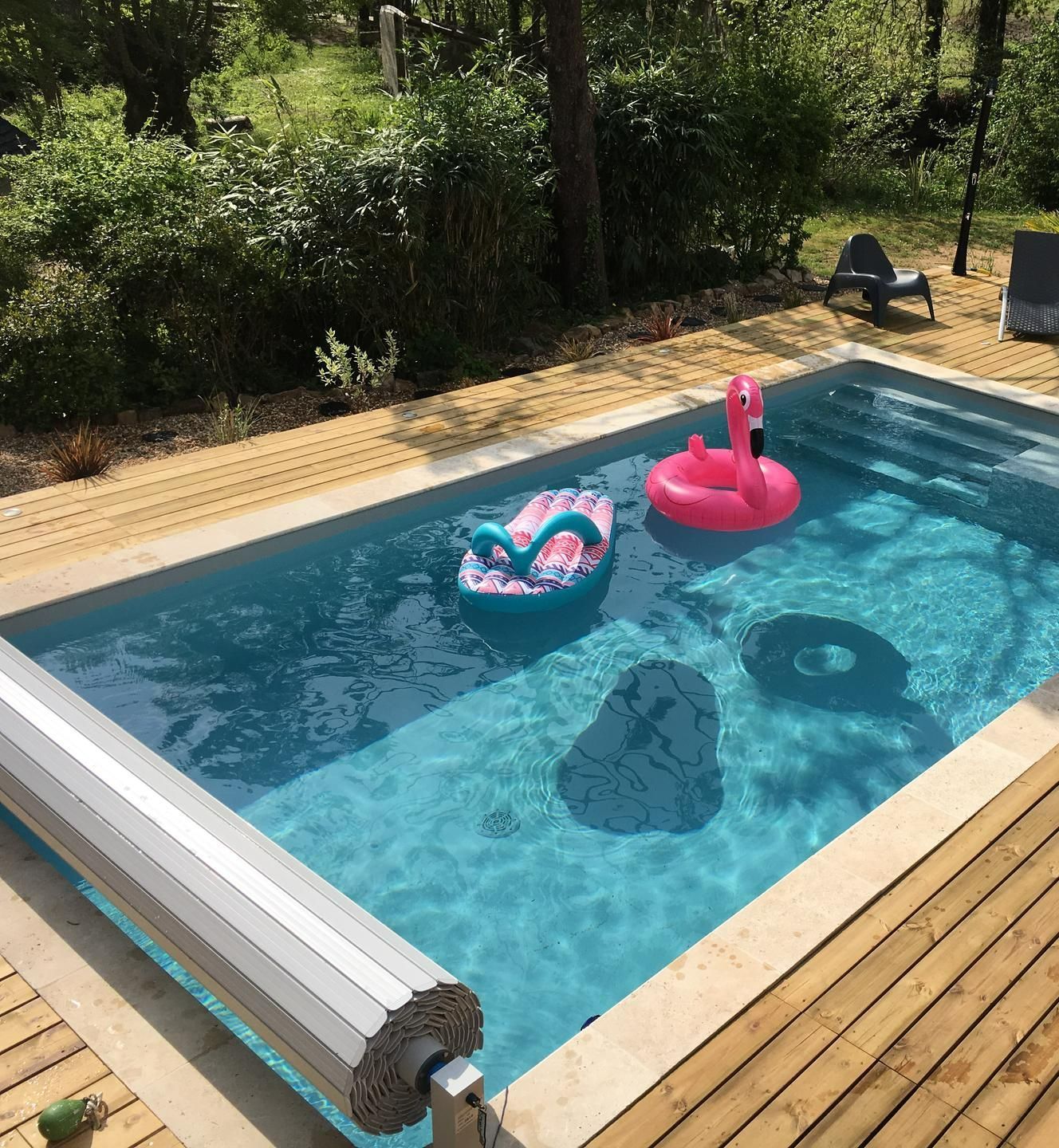 Une piscine avec des bouées