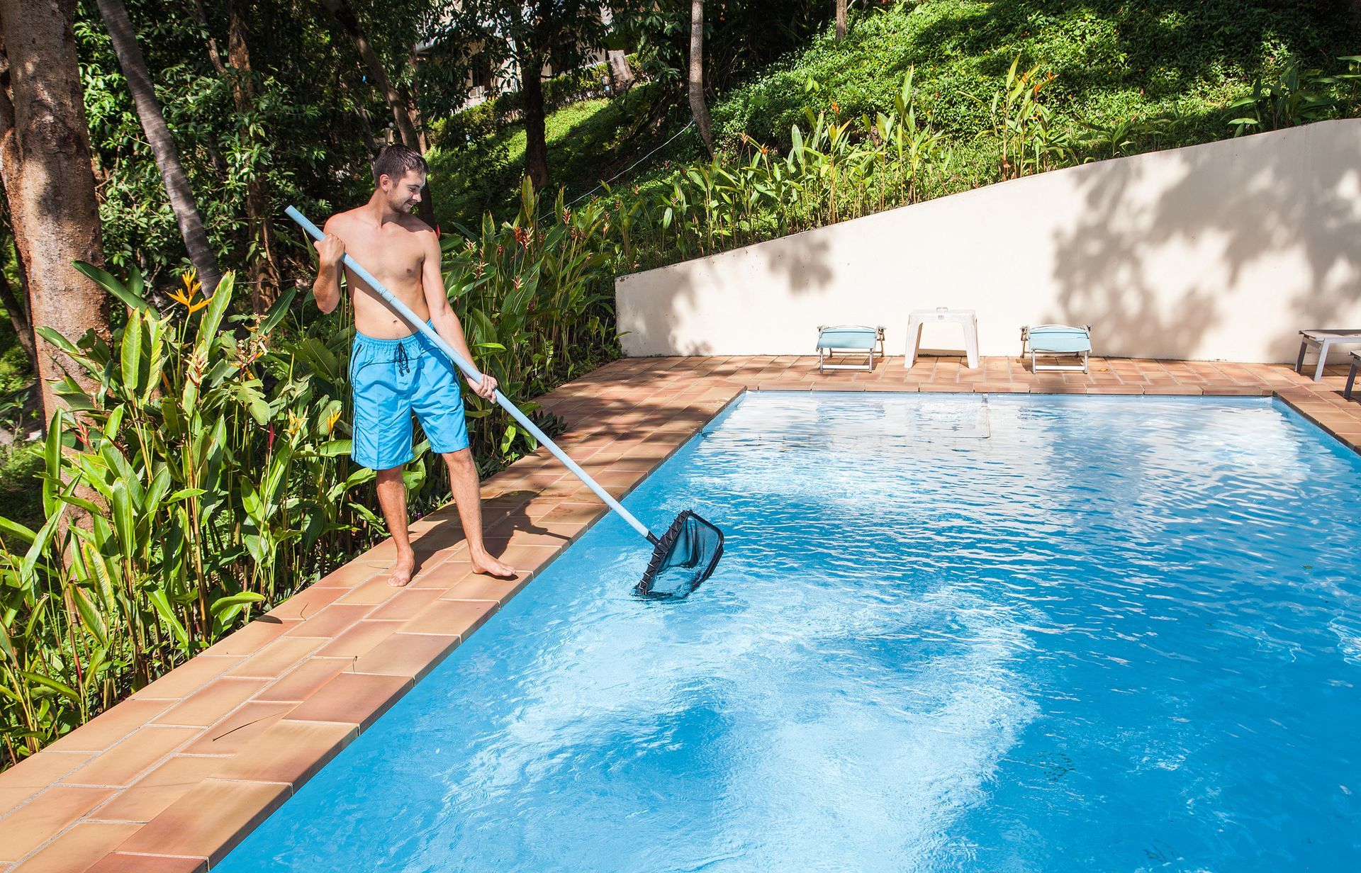 Un homme qui entretient sa piscine
