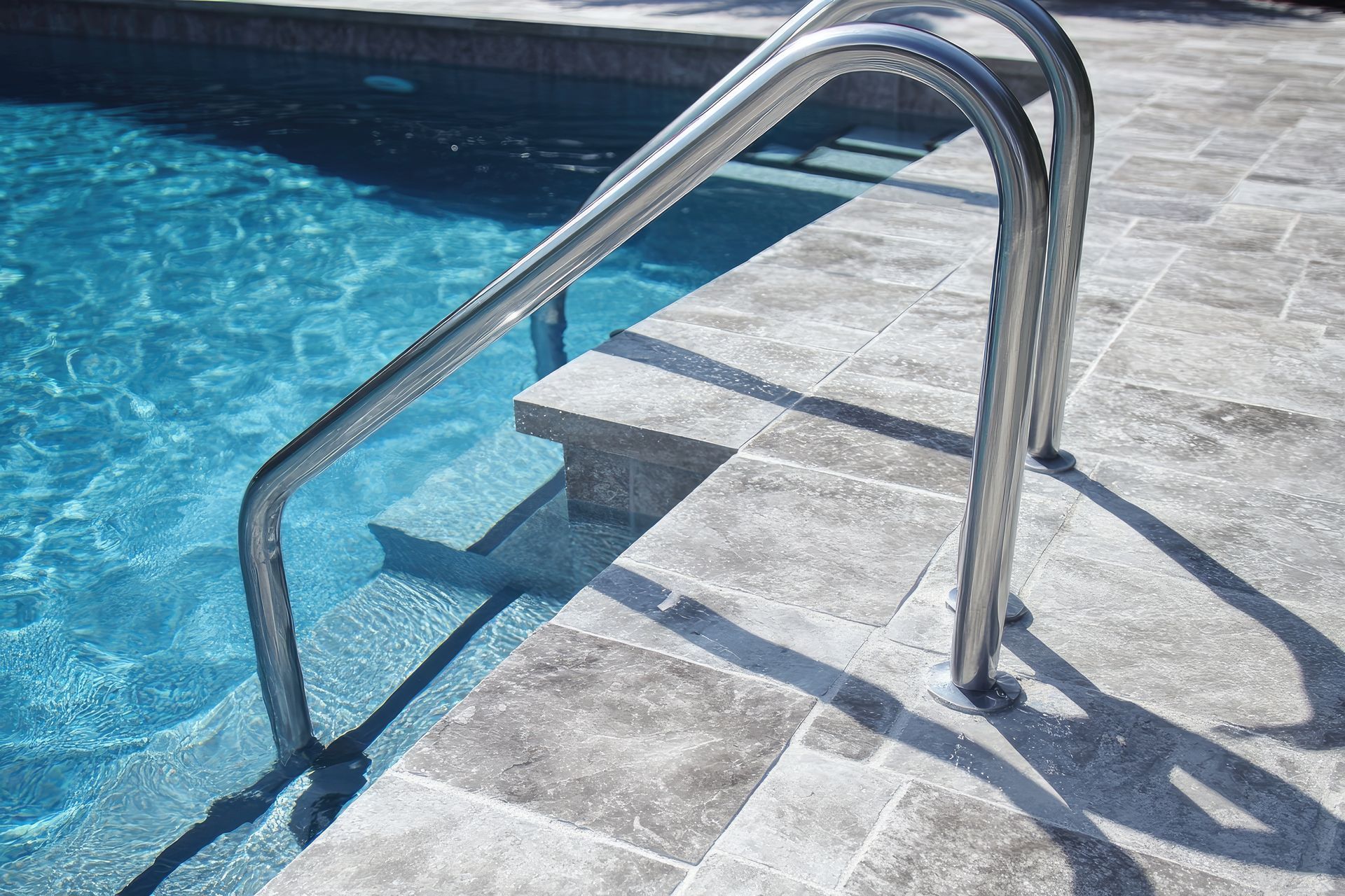 Une échelle de piscine