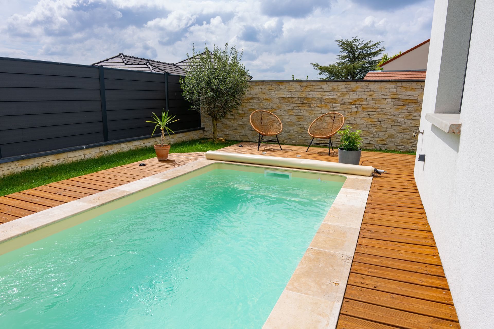 Une piscine avec volet de sécurité