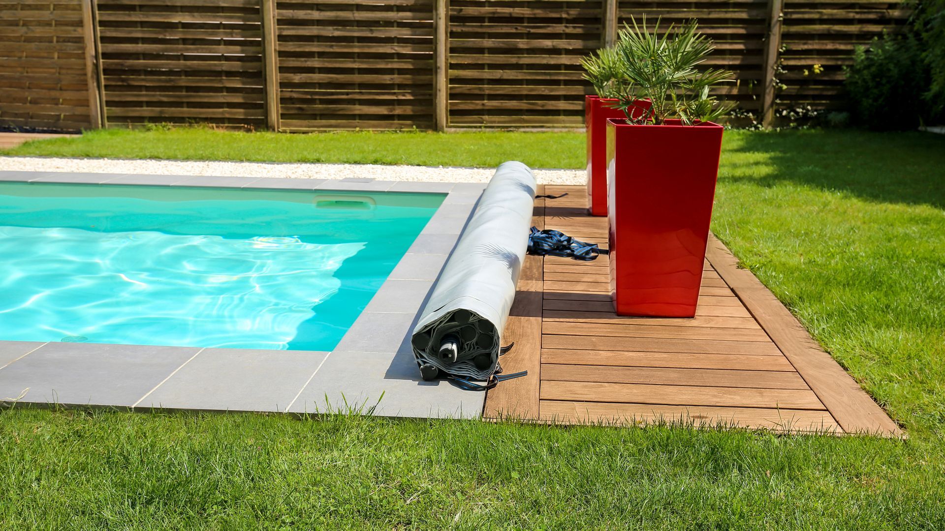 Piscine avec bâche bleue