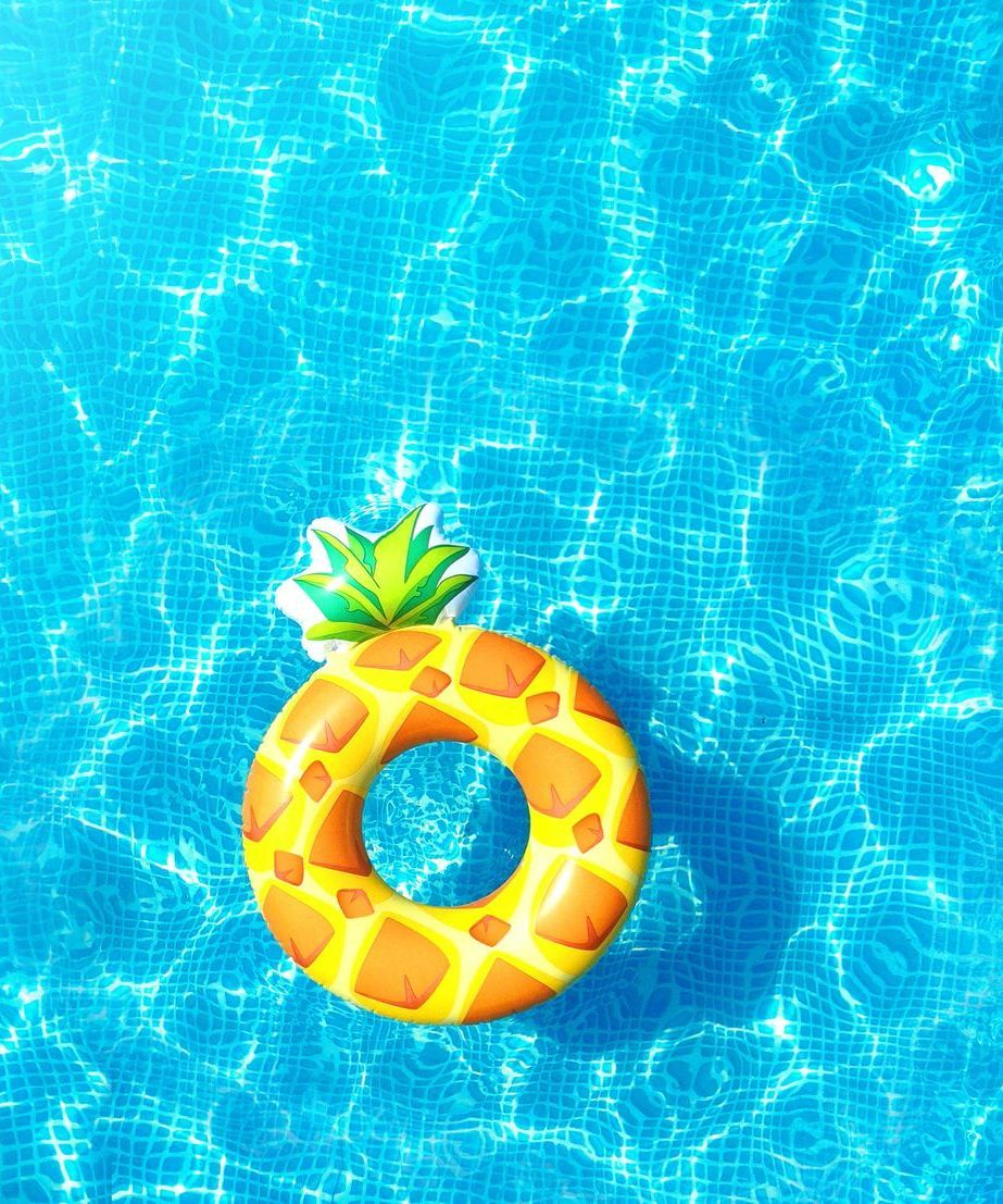 Une bouée ananas dans une piscine