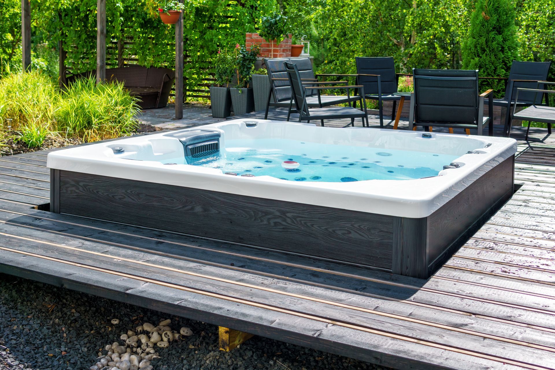 Un spa intégré dans une terrasse en bois