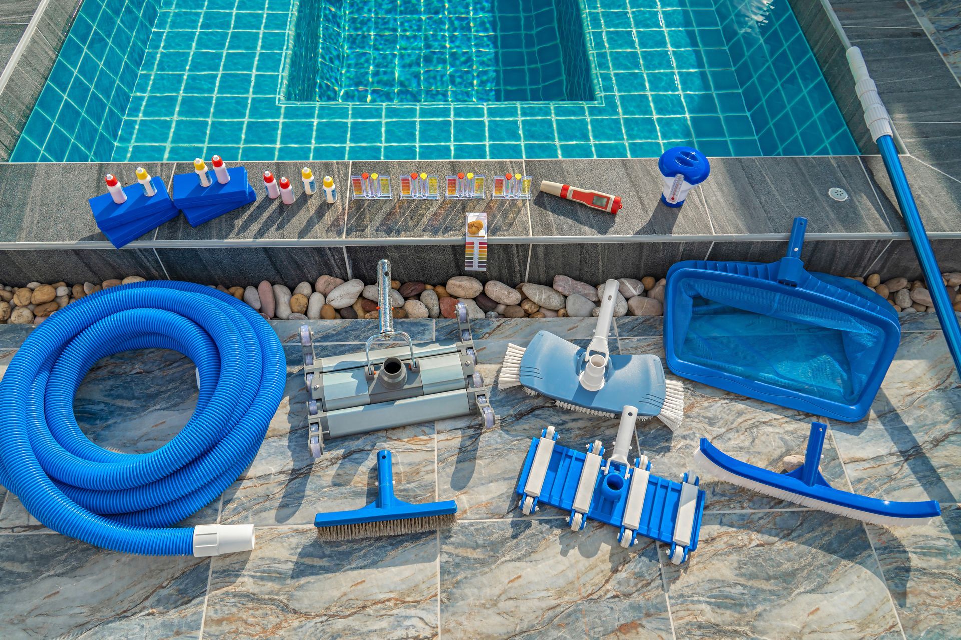 Des ustensiles d'entretien de piscine
