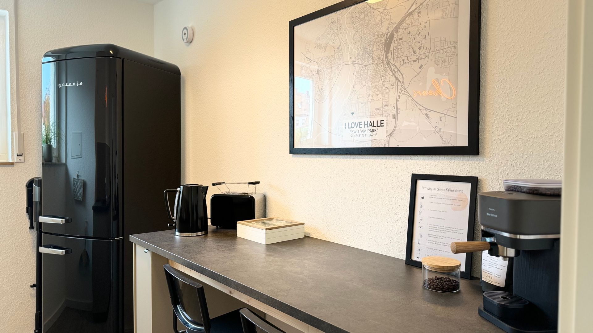 Küchenbereich mit Küchengeräten und Arbeitsplatte