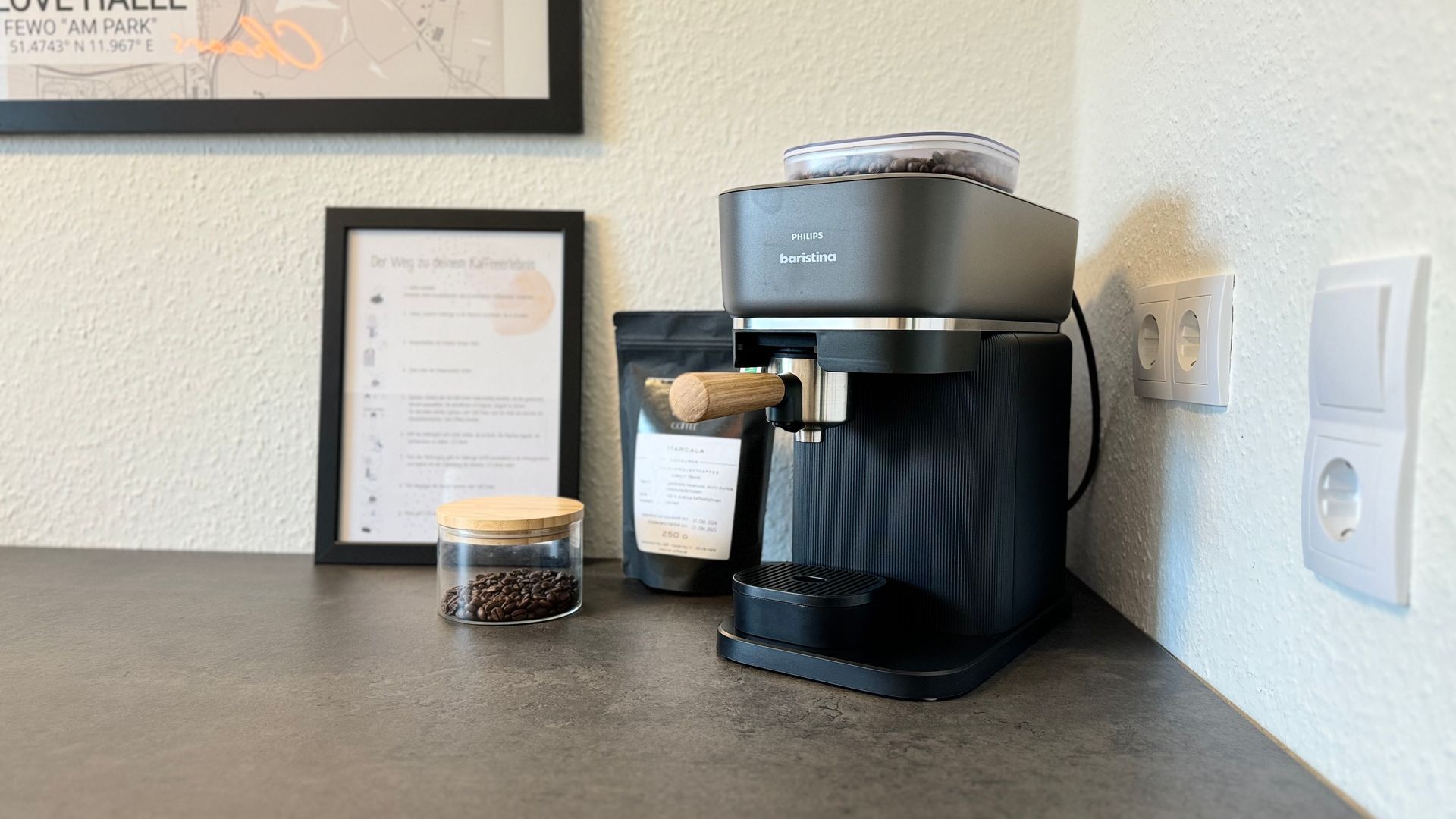 Moderne Küche mit schwarzer Siebträgermaschine und Arbeitsplatte