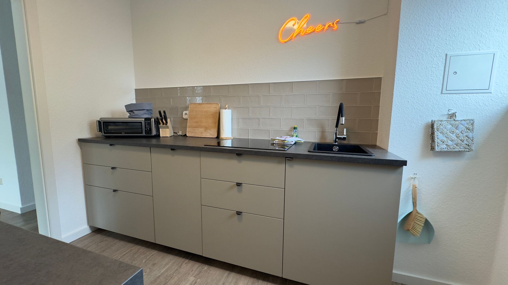 Moderne Küchenzeile mit Schränken und Arbeitsplatte