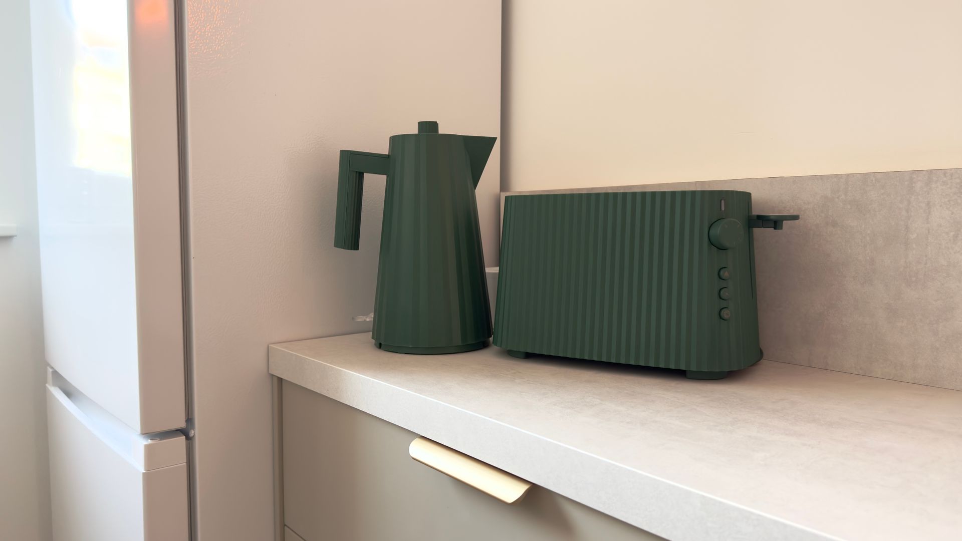 Küchendetail mit grünen Designer Wasserkocher und Toaster