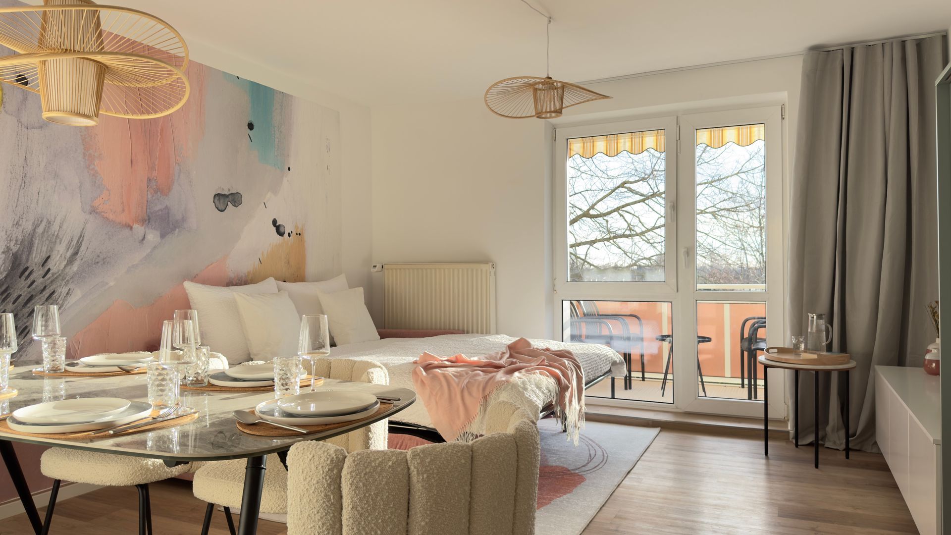 Wohnbereich mit Fensterblick in der familienfreundlichen Ferienwohnung Goldberg