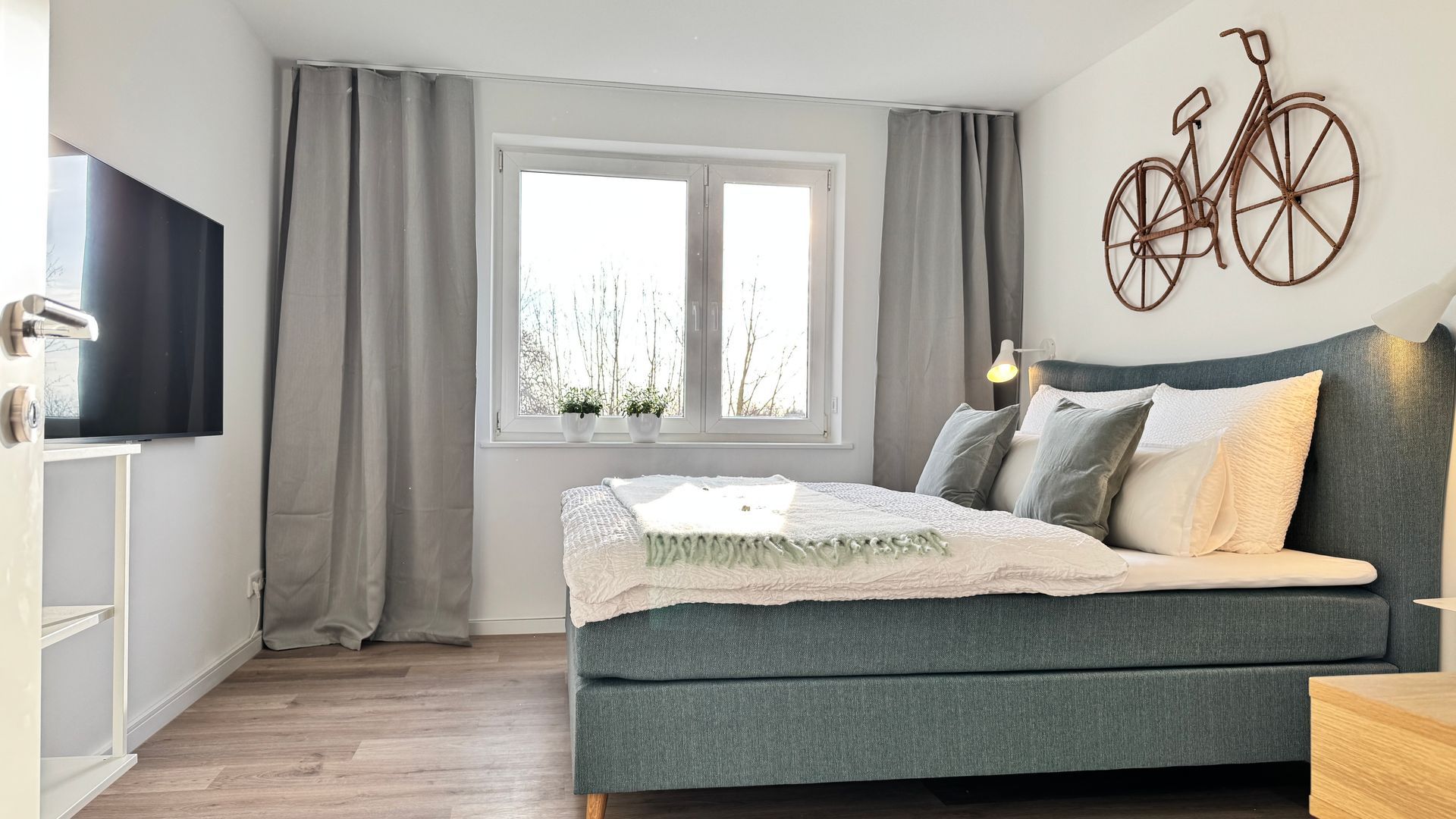 Doppelbett mit Boxspringmatratze im Elternschlafzimmer der Ferienwohnung Goldberg
