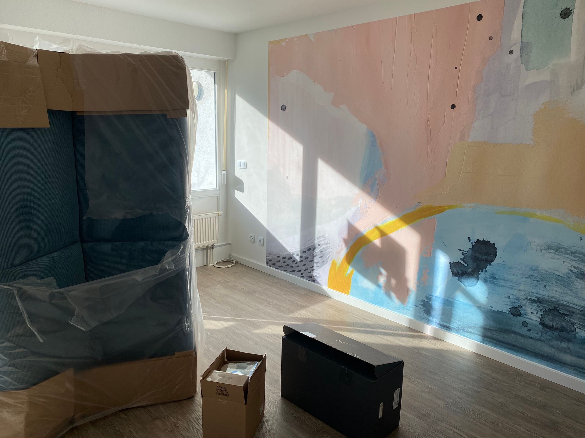 Einrichtungsgegenstände der Ferienwohnung AM PARK mit Tapete im Hintergrund.