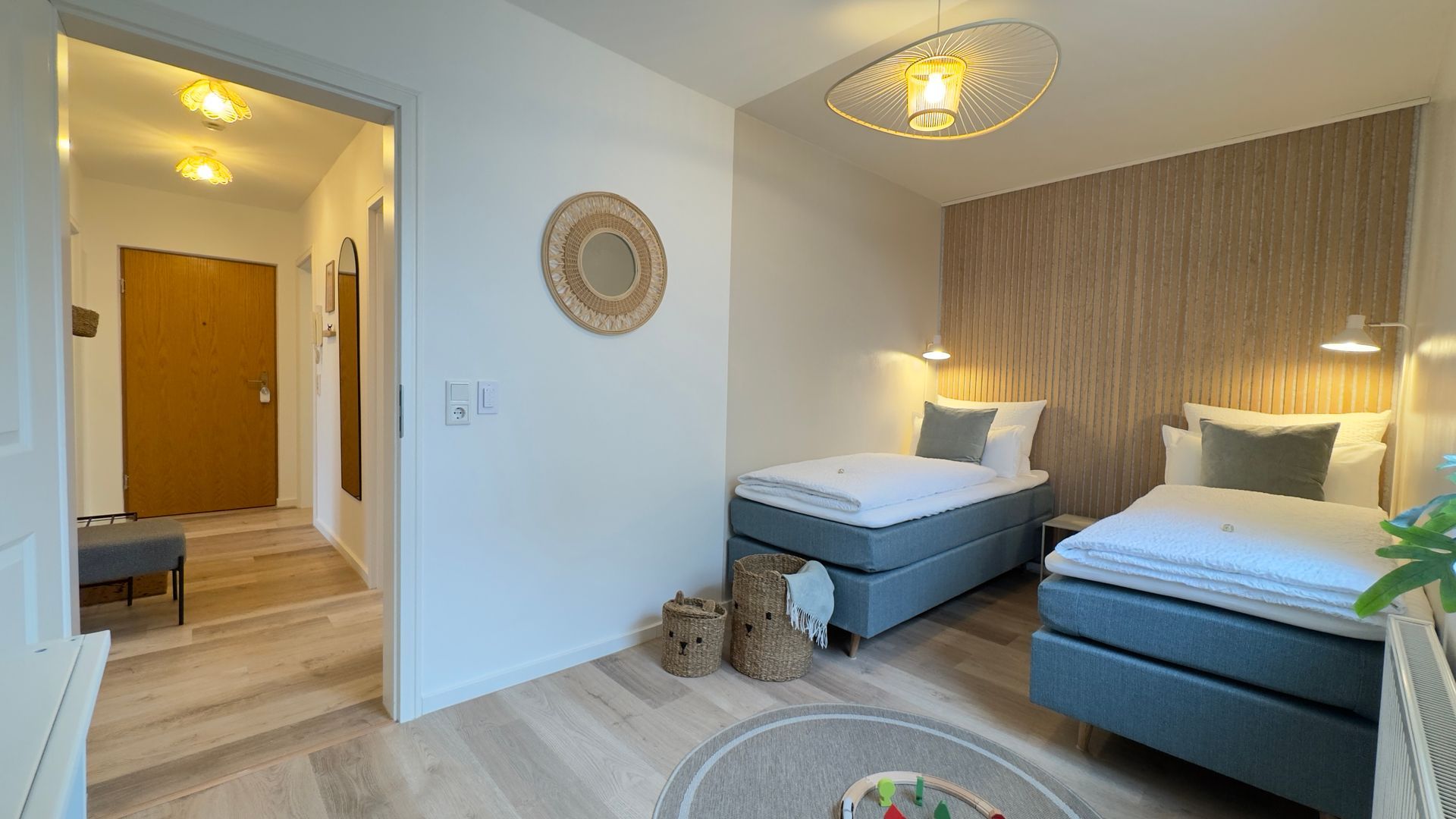 Zwei Einzelbetten im gemütlichen Kinderzimmer