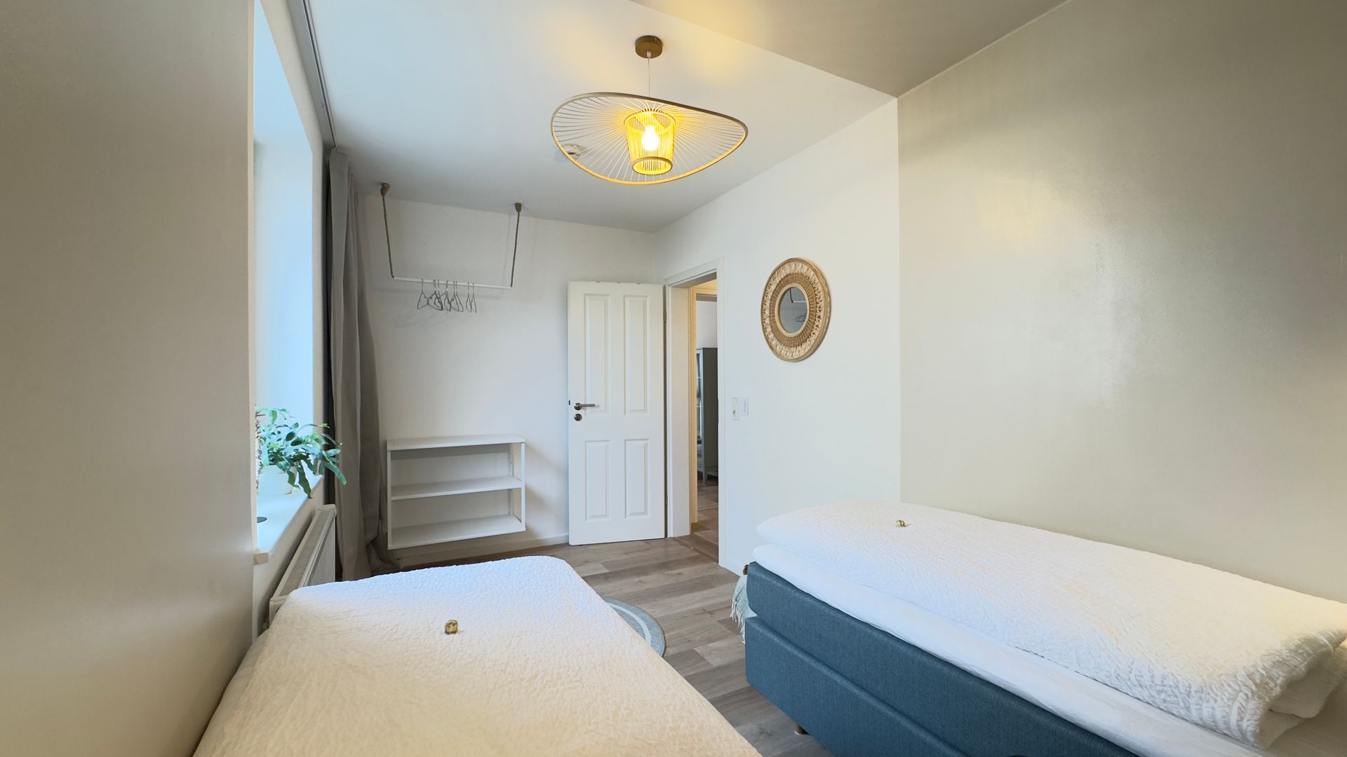 Kinderzimmer mit Fenster und gemütlicher Beleuchtung